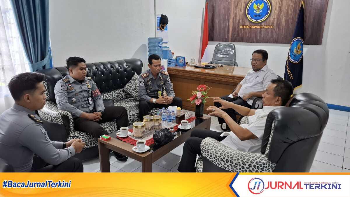 Kalapas Narkotika kelas III Sawahlunto bersama jajaran dalam kunjungan ke Kantor BNN Kota Sawahlunto, Rabu (2/10/2024). (JurnalTerkini.id/Diona Arvoni)
