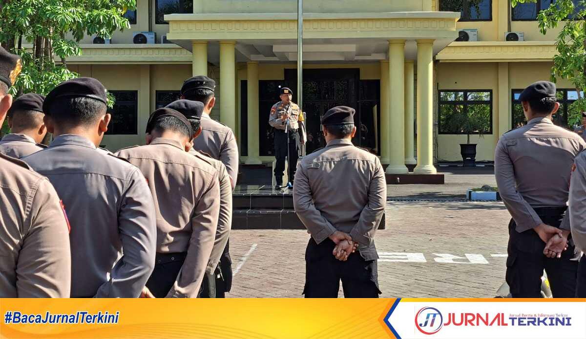 latihan dalmas pilkada polres nganjuk-1 Para personel Polres Nganjuk persiapan latihan pengamanan Pilkada di halaman Mapolres Nganjuk, Rabu (30/10/2024).(JurnalTerkini.id/Iskandar z)