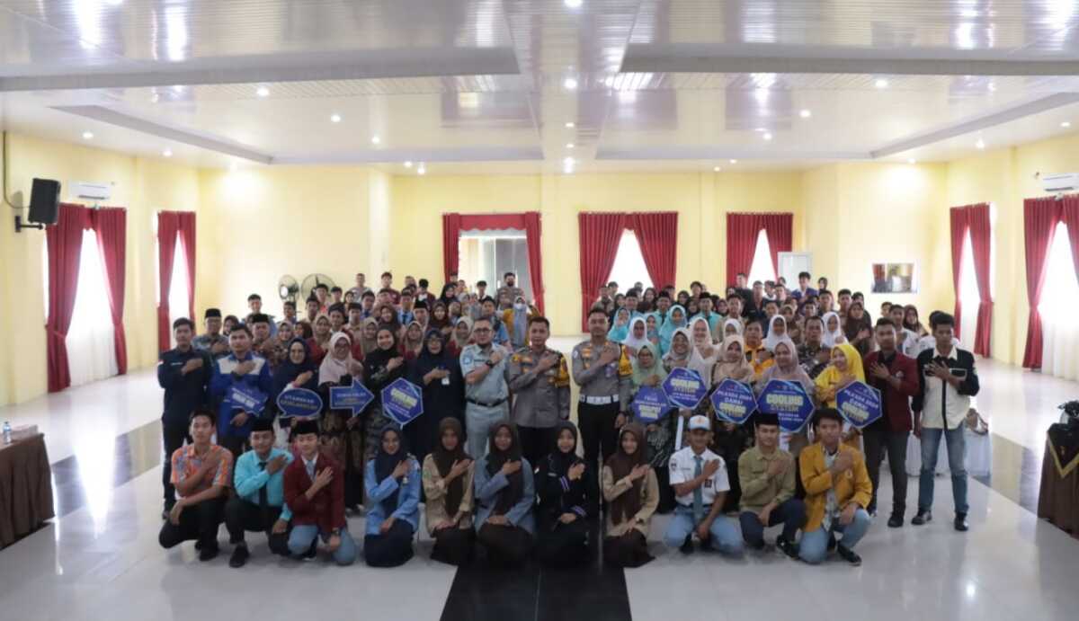 Wakapolres Kampar didampingi Kasat Lantas poto bersama usai kegiatan sosialisasi keselamatan lalu lintas dan lomba karya jurnalistik, di aula Sanika Satyawada, Kamis, (10/10/24). (Foto: Humas Polres)