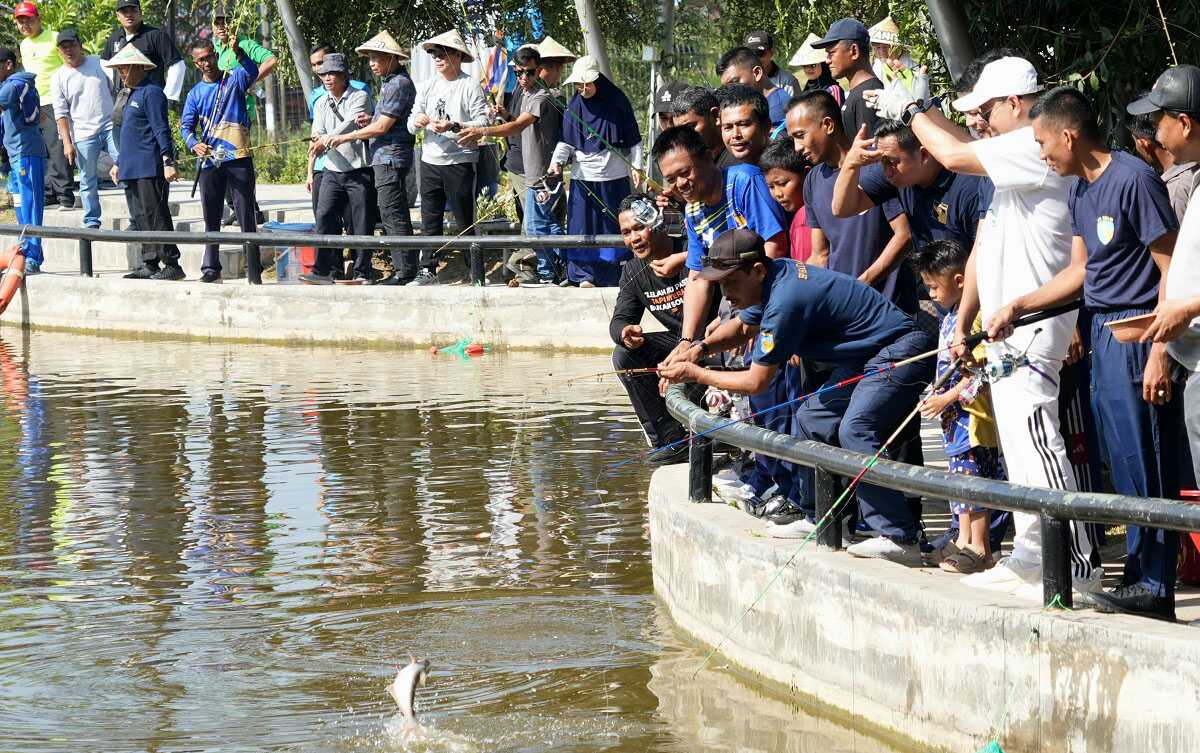 Badan Usaha Fasilitas Lingkungan menggelar Mancing Mania untuk memeriahkan Hari Bakti BP Batam ke-53, di Kolam Pancing Taman Rusa Sekupang, Minggu (27/10/2024). (foto: humas bp batam)