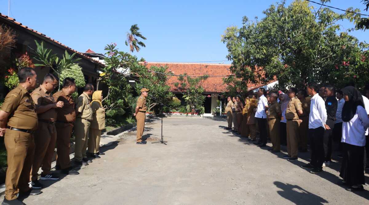 netralitas asn di pilkada Brebes Pj. Bupati Brebes, Djoko Gunawan saat pimpin Apel di Halaman Dinas Pemuda dan Olahraga Brebes, Senin 07/10/2024 (Foto: Humas Kominfo Kabupaten Brebes)