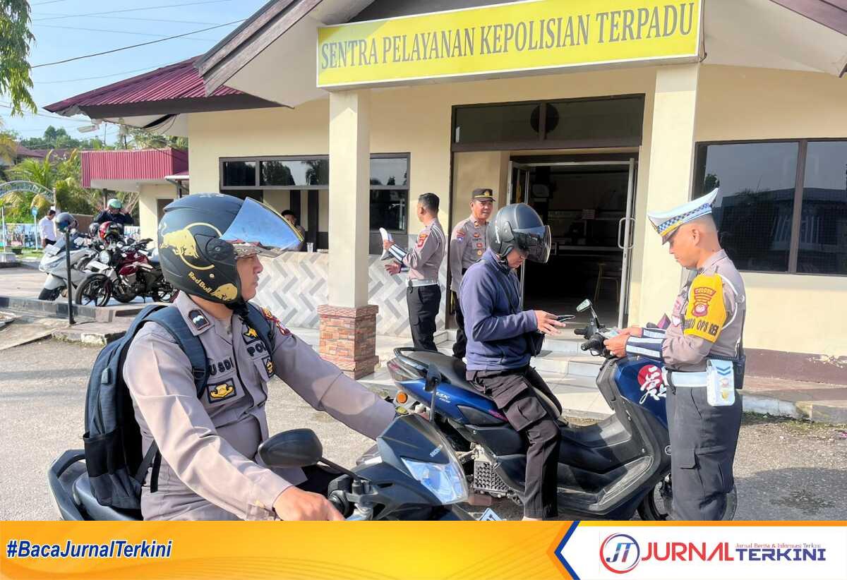 Seluruh personel yang memasuki Mako Polres Landak dikejutkan dengan pemeriksaan Razia Zebra mendadak di pintu masuk mako, Rabu (23/10/2024). (JurnalTerkini.id/rahmad)