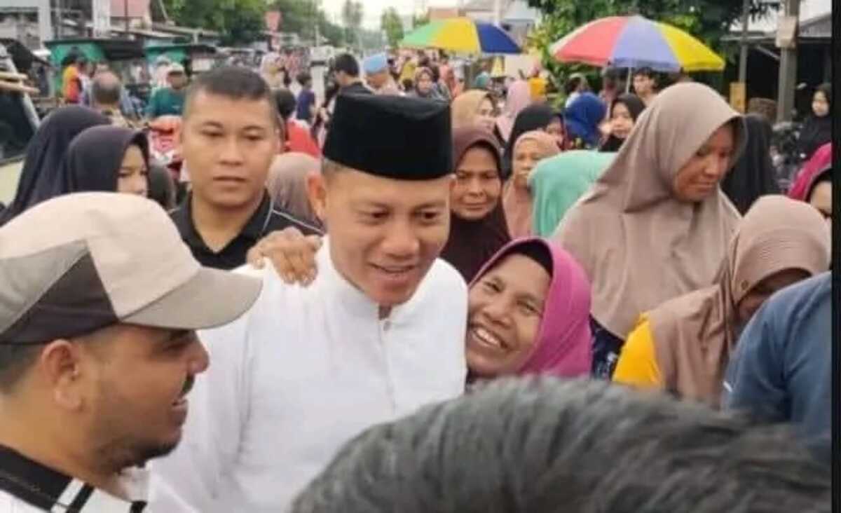 Cabup Pasaman Sabar AS bersama masyarakat (foto: tim sukses Cabup Sabar AS).