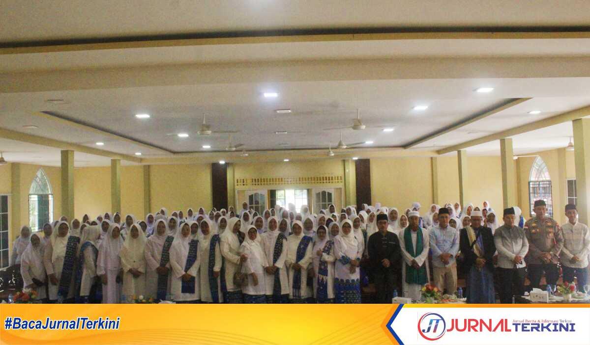 Foto bersama usai pelantikan pengurus Persatuan Majelis Ta'lim (Permata) se-Kecamatan Tebing periode 2024-2029 bertempat di Balai Haji Tebing, Jumat (18/10/2024). (JurnalTerkini.id/edy kencana)