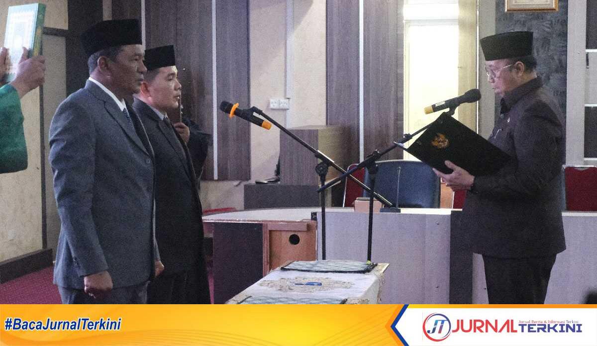 Plt Bupati Karimun Anwar Hasyim melantik Djunaidy sebagai Dewan Pengawas Perumda BPR Tuah Karimun dan Tohap Siahaan sebagai Dewan Pengawas Perumda Tirta Mulia Karimun Ruang Rapat Cempaka Putih Kantor Bupati Karimun, Jumat (04/09/2024). (JurnalTerkini.id/edy kencana)