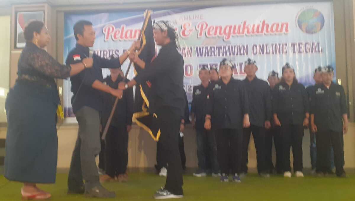 pelantikan iwo tegal raya Hartadi Setiawan Ketika terima Bendera Petaka dari Ketua Umum IWO, Dwi Christianto. Rabu, 23/10/2024 Di Pendopo Amangkurat Tegal. (Foto: Tim Dokumentasi IWO)