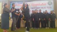 pelantikan iwo tegal raya Hartadi Setiawan Ketika terima Bendera Petaka dari Ketua Umum IWO, Dwi Christianto. Rabu, 23/10/2024 Di Pendopo Amangkurat Tegal. (Foto: Tim Dokumentasi IWO)