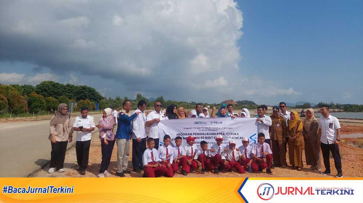 PT Pelni Cabang Tanjung Balai Karimun berpose bersama sejumlah pegawai, guru dan para siswa usai menanam pohon ketapang kencana sebagai upaya mengedukasi para siswa di Coastal Area, Selasa (8/10/2024). (Foto: dokumentasi pribadi)