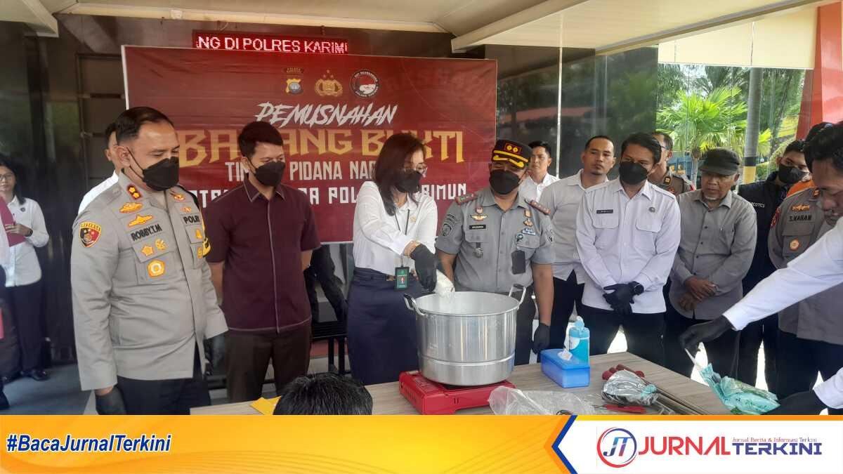 pemusnahan sabu Polres Karimun Kapolres Karimun AKBP Robby Topan Manusiwa (kiri) bersama sejumlah pejabat memusnahkan barang bukti narkoba jenis sabu sebanyak 2,5 kilogram di Mapolres Karimun, Senin (30/9/2024). (JurnalTerkini.id/rdi)