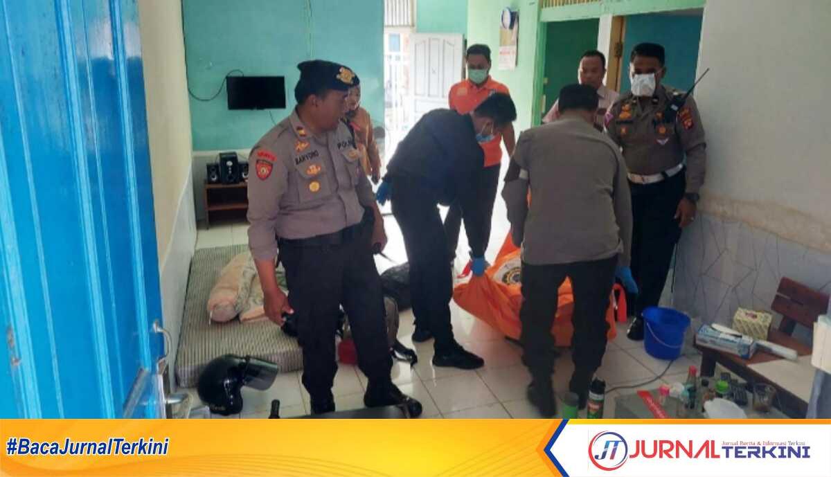 penemuan Mayat di kamar kost sintang Penemuan Mayat seorang karyawan Bank, di salah satu kos di Jalan Akcaya III saat dievakuasi polisi, Senin (21/10/2024). (JurnalTerkini.id/rahmad)