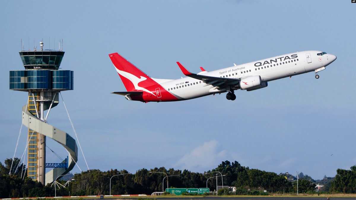 qantas airways Pesawat milik maskapai Qantas lepas landas dari bandara Sydney, Australia, pada 5 September 2022. (Foto: AP/Mark Baker)