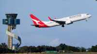 qantas airways Pesawat milik maskapai Qantas lepas landas dari bandara Sydney, Australia, pada 5 September 2022. (Foto: AP/Mark Baker)