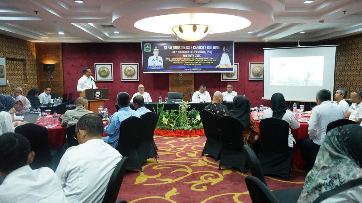 Pemkab Solok menggelar Rapat Koordinasi dan Capacity Building bagi Tim Pengendalian Inflasi Daerah (TPID) di Basko Hotel Padang, Rabu (30/10/2024). (Foto: Diskominfo Solok)
