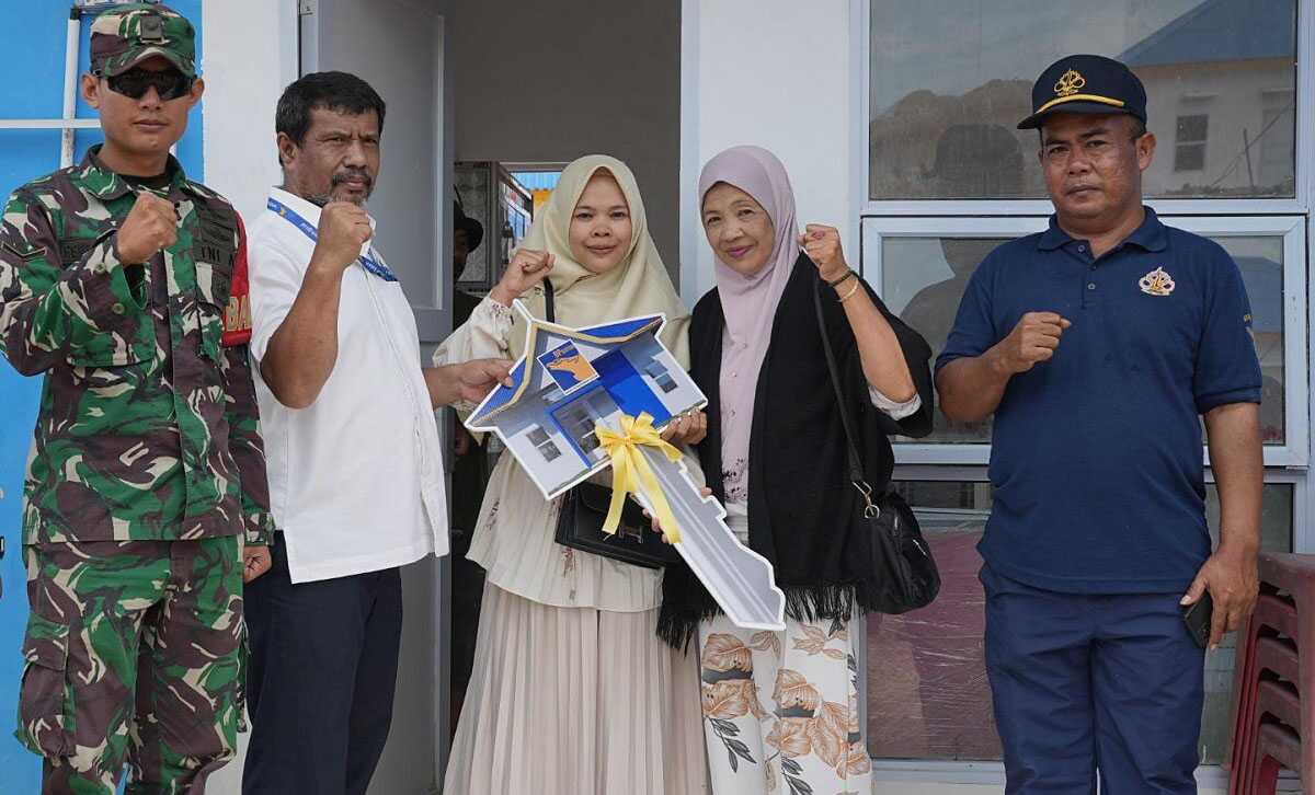 relokasi warga rempang ke tanjung banun Desi Darmawati (tengah), warga Rempang yang baru pindah ke rumah baru di Tanjung Banun pada Selasa (8/10/2024). (foto: humas bp batam).