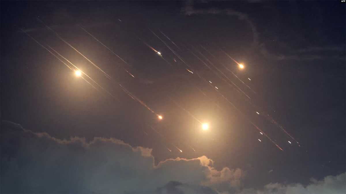Rudal-rudal dicegat oleh Israel di dekat kota utara Baqa al-Gharbiya pada Selasa, 1 Oktober 2024. (foto: AFP)