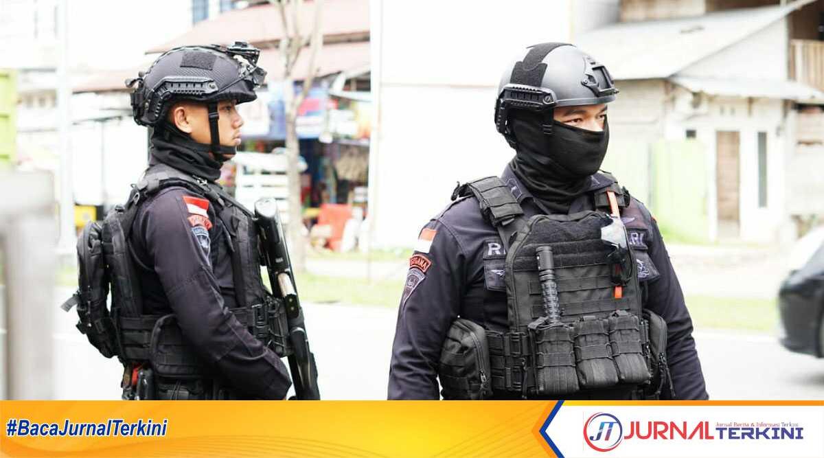 satgas gabungan polda kalbar amankan kampanye cawagub Satgas gabungan yang terdiri dari Satgas Preventif, Satgas Kamseltibcarlantas, Satgas Gakkum serta subsatgas tergabung menjadi Satgas OMP Kapuas, Kawal Kampanye Cawagub di Yayasan Swadaya Dian Khatulistiwa, Jalan Ahmad Yani 2, Selasa (22/10/2024). (JurnalTerkini.id/rahmad s)