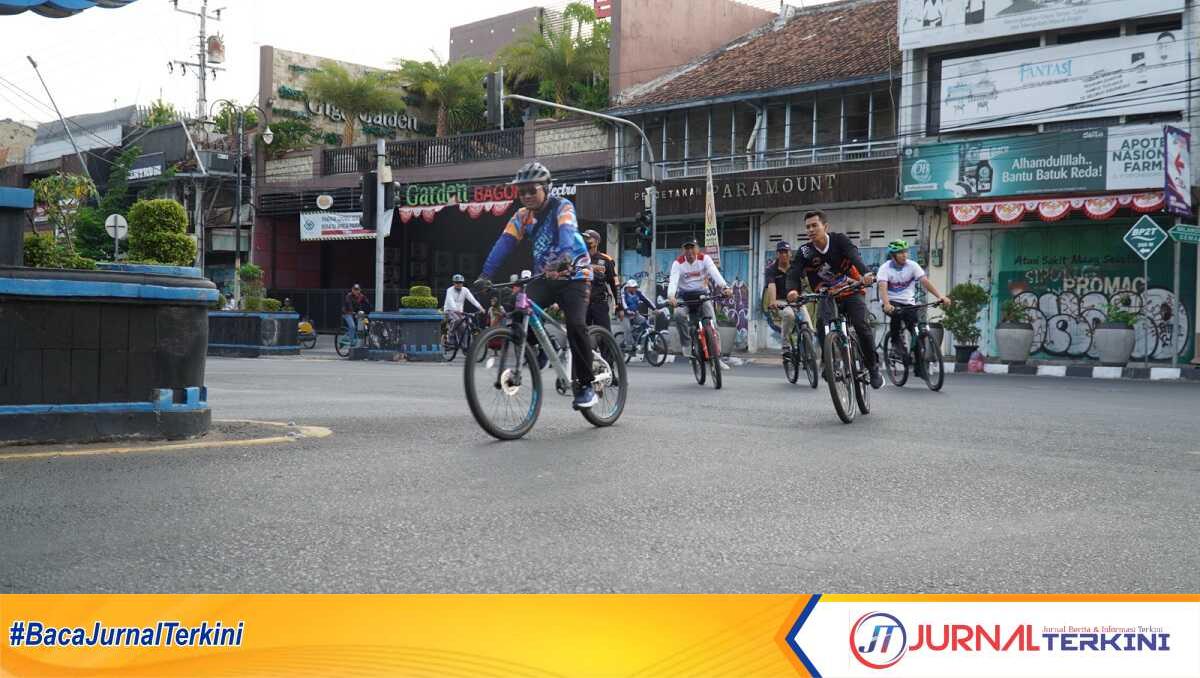 Sekda Kota Tegal beserta para OPD saat bersepeda di wilayah Kota Tegal, Jumat 04/10/2024 (Foto: Humas Pemkot Tegal)