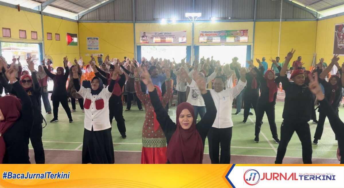 Penampilan senam gemoy oleh emak-emak saat kampanye dialogis Cabup Kampar, Datuk Yusri di desa Sei Lembu Makmur, Jumat (11/10/24). (JurnalTerkini.id/Canggih)