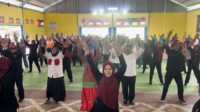 Penampilan senam gemoy oleh emak-emak saat kampanye dialogis Cabup Kampar, Datuk Yusri di desa Sei Lembu Makmur, Jumat (11/10/24). (JurnalTerkini.id/Canggih)