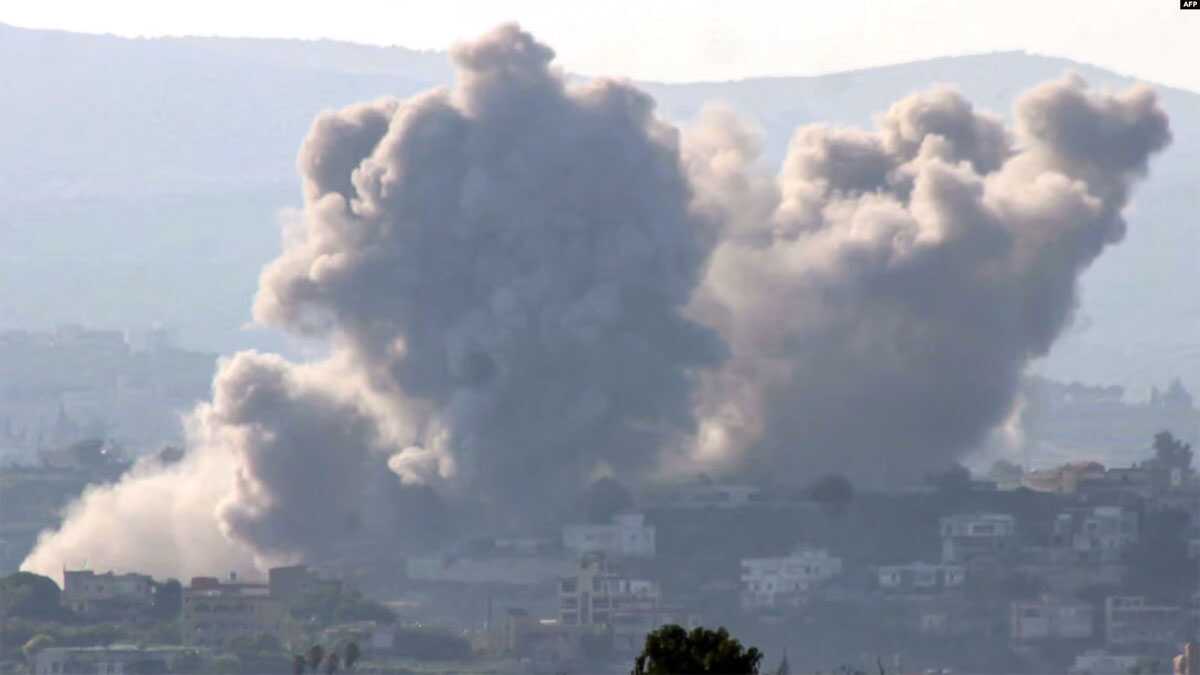 serangan hizbullah ke tyre israel Asap membubung menyusul serangan udara Israel dekat sebuah desa di dekat Kota Tyre, di selatan Lebanon, Rabu, 9 Oktober 2024. (Foto: Kawnat Haju/AFP)