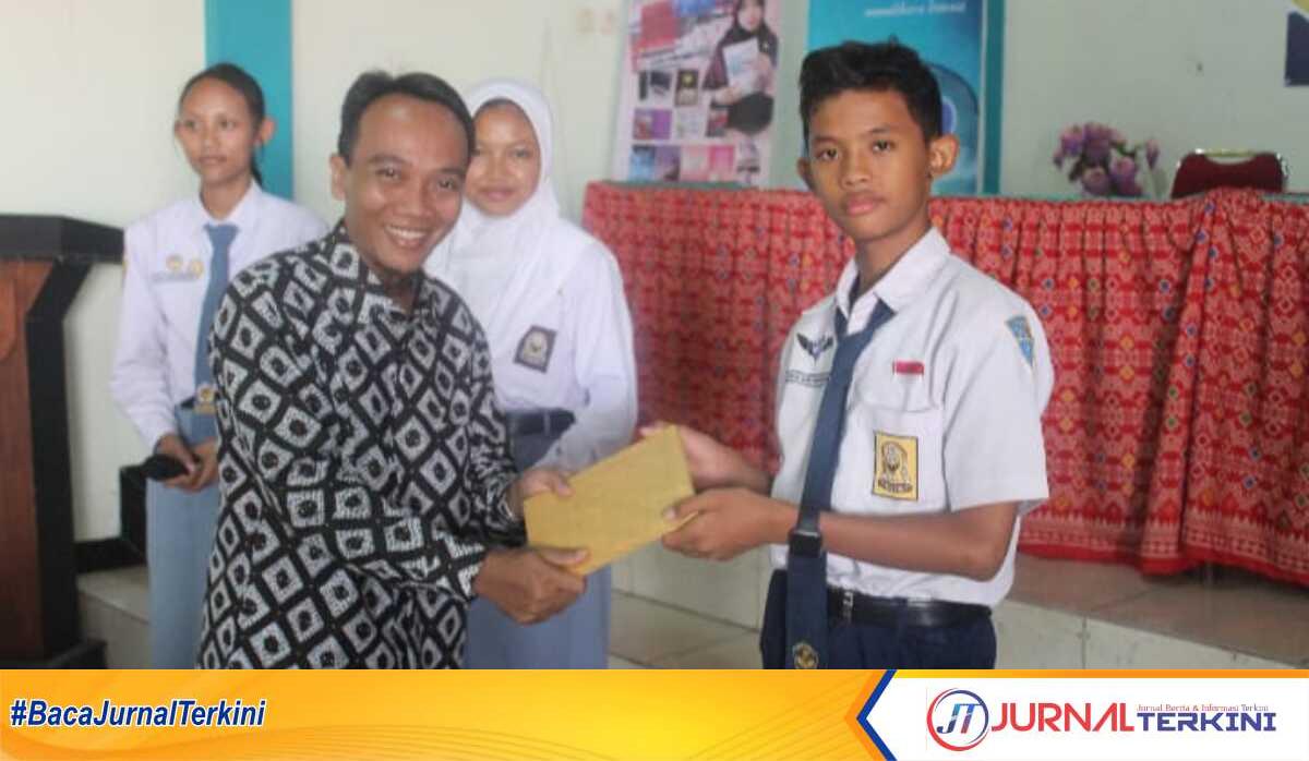 Siswa SMPN 1 Talang saat menerima penghargaan Lokakarya Jurnalistik, Selasa 01/10/2024 (Foto: JurnalTerkini.id/Supriyadi)
