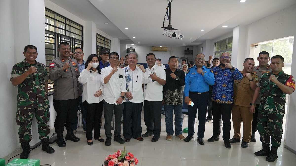 sosialisasi pelabuhan batu ampar ke nelayan Pusat Perencanaan Program Strategis BP Batam foto bersama sejumlah pihak usai sosialisasi rencana pembangunan jalan Pelabuhan Batu Ampar - Kampung Seraya (Jalan Kuda Laut) - Prambanan - Majapahit) pada Selasa (1/10/2024) di Kantor Kecamatan Batu Ampar. (foto: humasbpbatam)