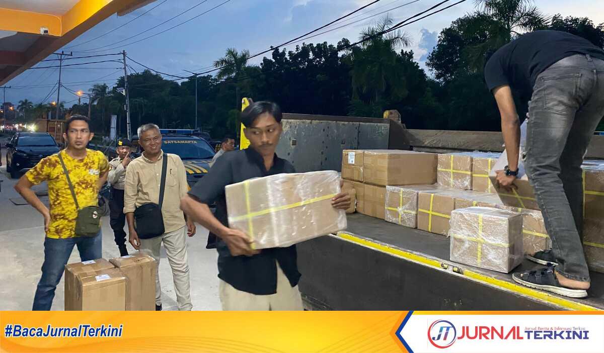 surat suara pilkada Karimun Logistik berupa surat suara Pilkada 2024 tiba di gudang logistik KPU Karimun, Kamis (24/10/2024). (JurnalTerkini.id/jansen)