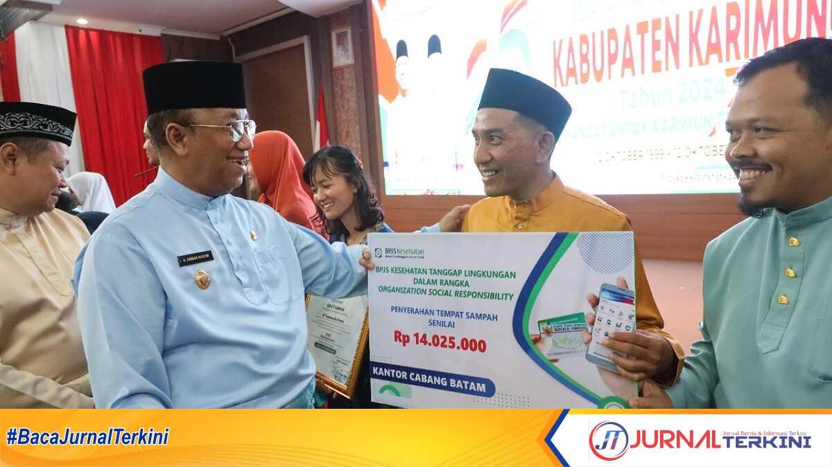 syukuran hut karimun ke-25 Plt Bupati Karimun Anwar Hasyim secara simbolis menyerahkan bantuan tempat sampah dari BPJS Kesehatan dalam acara syukuran HUT Kabupaten Karimun yang ke-25 di Gedung Nilam Sari, Kantor Bupati Karimun pada Sabtu (12/10/2024). (JurnalTerkini.id/edy kencana)