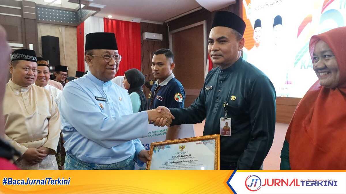 Plt Bupati Karimun Anwar Hasyim menyerahkan sertifikat penghargaan dalam acara syukuran HUT Kabupaten Karimun yang ke-25 di Gedung Nilam Sari, Kantor Bupati Karimun pada Sabtu (12/10/2024). (JurnalTerkini.id/edy kencana)