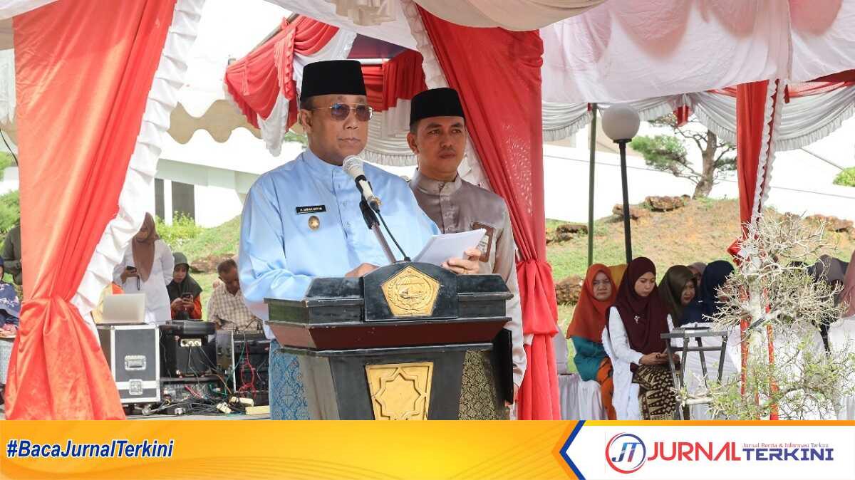 Plt. Bupati Karimun Anwar Hasyim memimpin upacara hari jadi Kabupaten Karimun ke-25 Tahun di Halaman Kantor Bupati, Sabtu (12/10/2024). (JurnalTerkini.id/edy kencana)