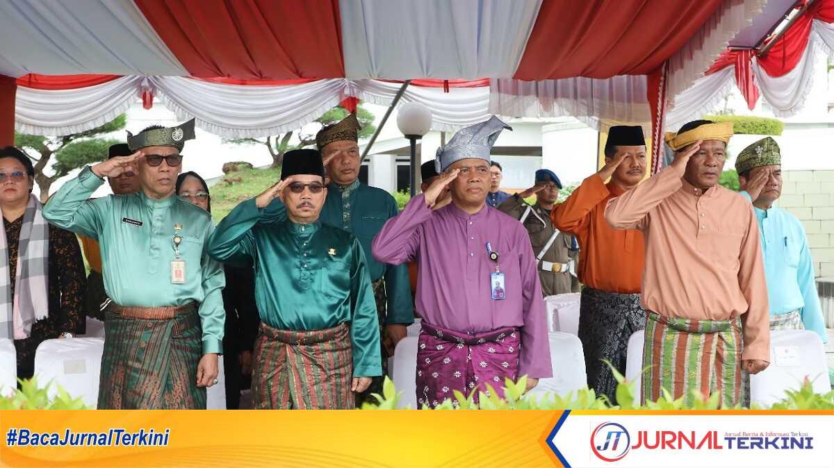 Plt Sekda Karimun Djunaidy, asisten dan para pimpinan OPD mengikuti upacara HUT Kabupaten Karimun ke-25, Sabtu (12/10/2024). (JurnalTerkini.id/edy kencana)