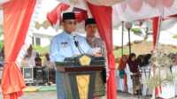 Plt. Bupati Karimun Anwar Hasyim memimpin upacara hari jadi Kabupaten Karimun ke-25 Tahun di Halaman Kantor Bupati, Sabtu (12/10/2024). (JurnalTerkini.id/edy kencana)