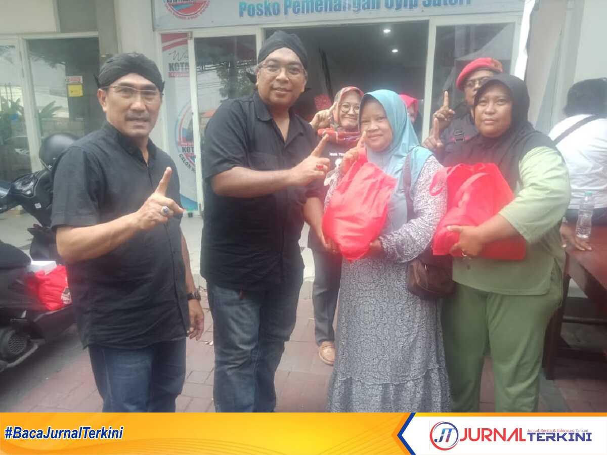 Pasangan Uyip-Satori Bagikan paket Sembako untuk relawan, Kamis (10/10/2024) di Posko Pemenangan Pusat,Komplek Ruko Citraland Kota Tegal, Kamis (10/10/2024). (JurnalTerkini.id/Supriyadi)
