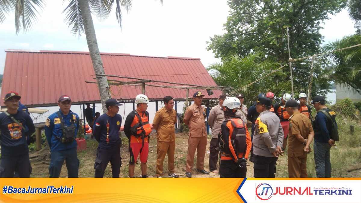 Tim Gabungan TNI - Polri dan SAR melaksanakan pencarian tiga warga hilang saat tenggelamnya prahu speed di Sungai Kapuas. (JurnalTerkini.id/rahmad)