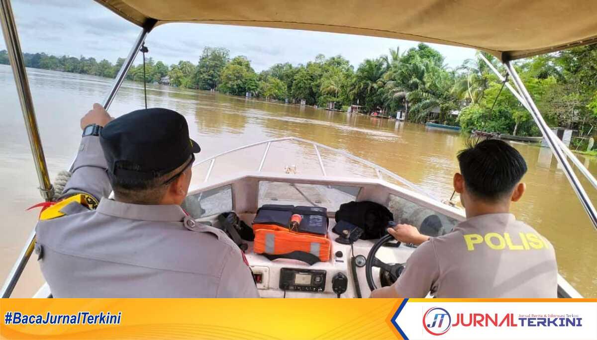 Kapolsek Belitang Hilir Iptu Triyono,memimpin tim gabungan dalam upaya pencarian warga yang hilang di Sungai Kapuas. (Dokumentasi pribadi)