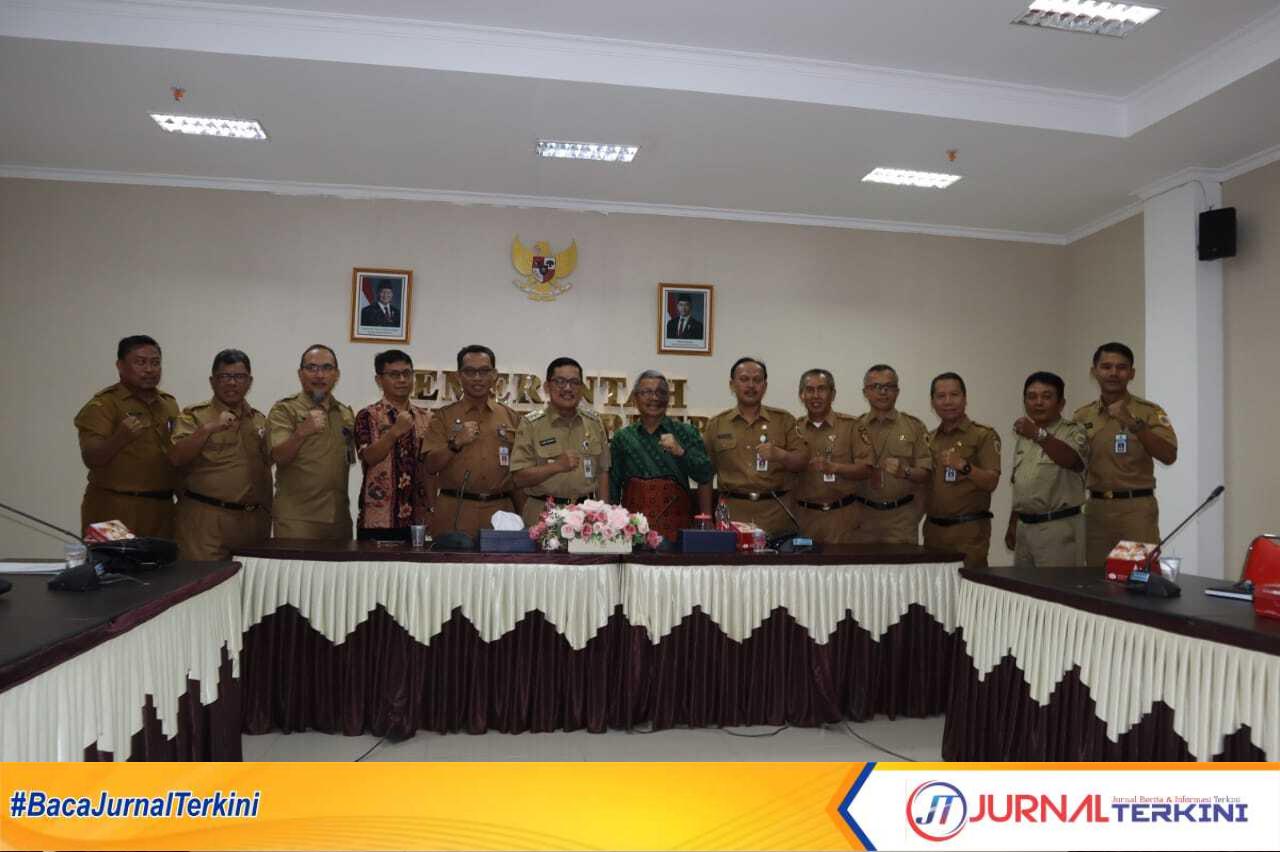 PJ. Bupati Brebes foto bersama saat kegiatan reses perdana, di Ruang KPT Brebes. Selasa 05/11/2024 (Foto: Humas Brebes)