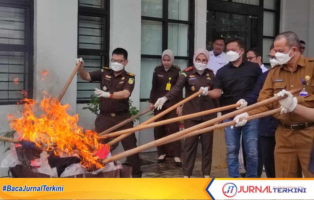 Ket Foto Kajari Inhil Musnahkan 70 Perkara BB tindak Pidana khusus dan umum 2024 (26/11/2024)