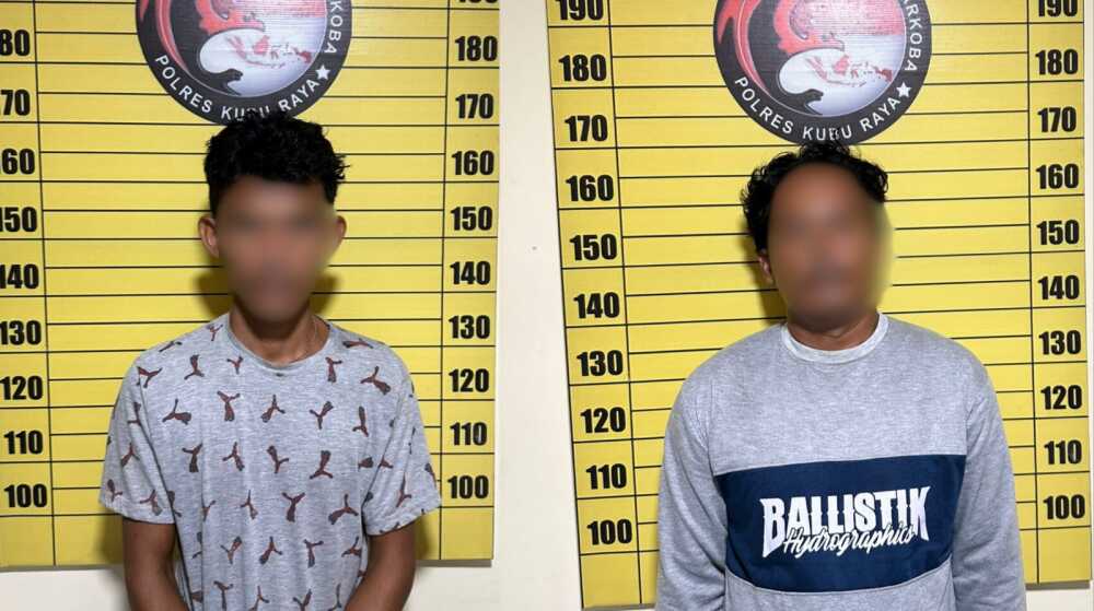 Dua tersangka pengedar narkoba SI (43) dan SN (29), ditangkap polisi di Jalan Tanjung Bayur, Desa Kuala Dua, Kecamatan Sungai Raya Kabupaten Kubu Raya, Provinsi Kalimantan Barat. (foto: Humas Polres Kubu Raya)