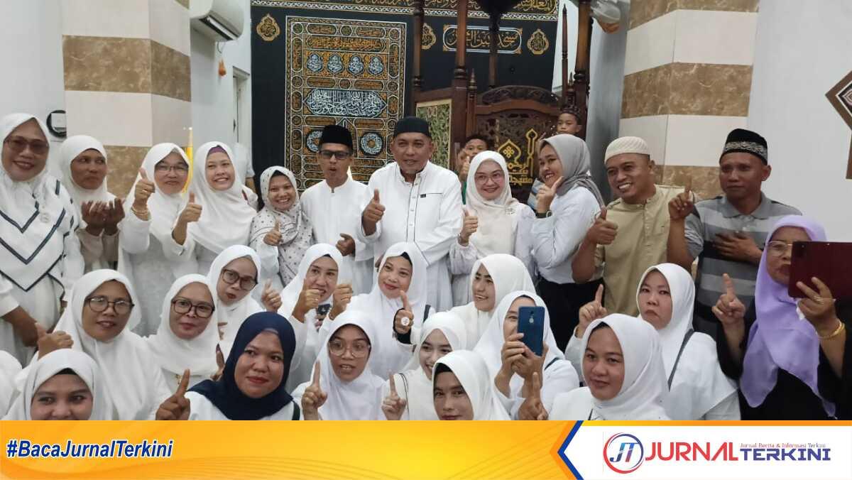 Isrock syukuran1 Pasangan calon Bupati dan Wakil Bupati Karimun Iskandarsyah Rocky Marciano Bawole (ISROCK) menggelar doa selamat sekaligus syukuran dalam rangka kemenangan berdasarkan yang real count, bertempat di Masjid Baiturrahman Teluk Air Kecamatan Karimun, Kamis (28/11/2024) malam. (JurnalTerkini.id/edy kencana)