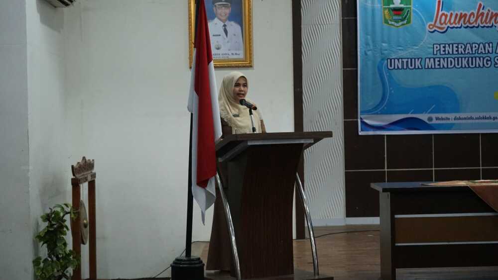 Kadiskominfo Kabupaten Solok, Teta Midra pada acara Launching dan Bimbingan Teknis Penerapan Aplikasi Super APPS Solok Serasi, Di Gedung Solok Nan Indah Aro Suka, Selasa (19/11/2024). (Foto : kominfokabsolok).