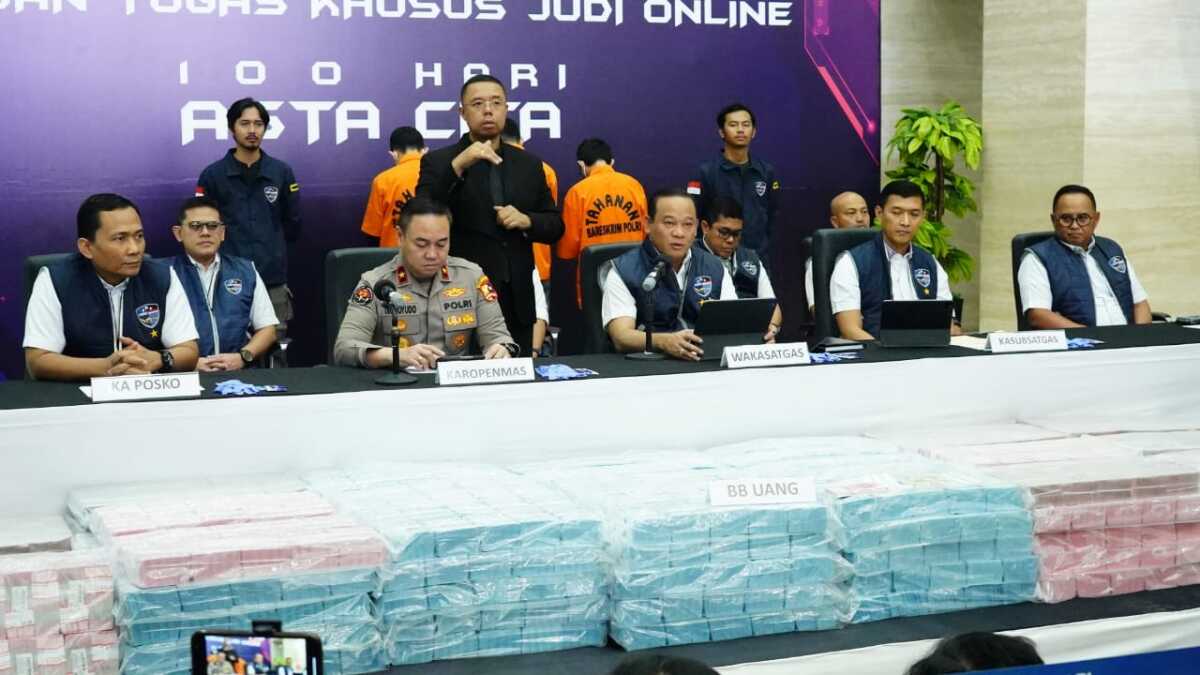 Polri berantas judol Polri sita uang sindikat judi online internasional Rp78,1 miliar, Jakarta, Sabtu (2/11/2024). (foto: Humas Polri)