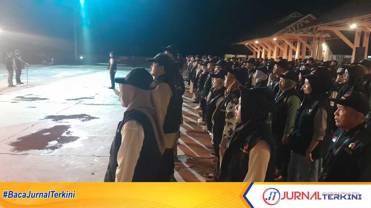 apel siaga Bawaslu Karimun Ratusan personel Panwascam, Pengawas Kelurahan/Desa dan Pengawas TPS mengikuti siaga pengawasan yang digelar Bawaslu Karimun di Coastal Area, Tanjung Balai Karimun, Minggu (24/11/2024). (JurnalTerkini.id/rusdi)