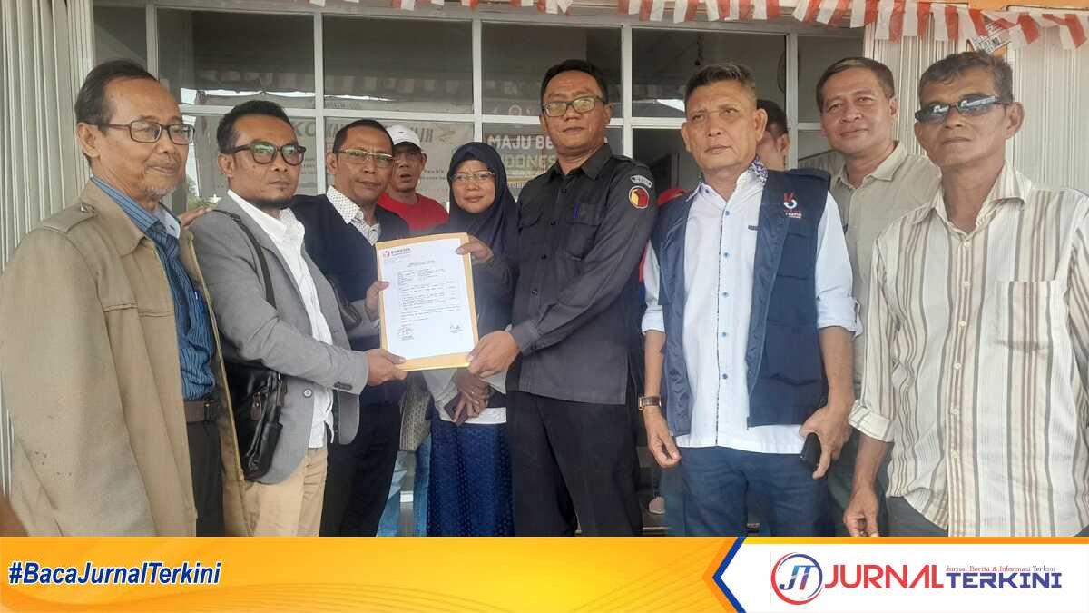 asn tidak netral dilaporkan ke bawaslu karimun-1 Kuasa hukum HMR Ber Aura Ardison (2 kiri) didampingi Ketua Tim Pemenangan HMR Ber Aura (Rudi-Rafiq menerima tanda laporan soal dugaan ASN tidak netral dari petugas Bawaslu Karimun di Kantor Bawaslu Karimun, Senin (4/11/2024). (JurnalTerkini.id/rusdi)