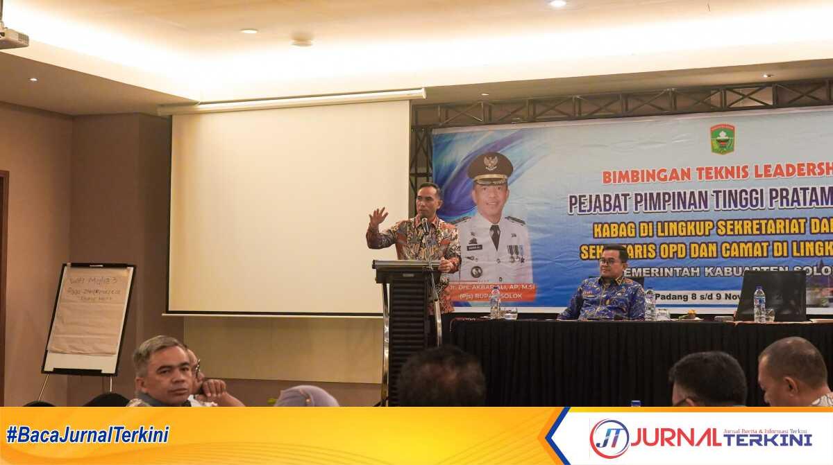 Pembukaan bimbingan teknis leadership pejabat pimpinan tinggi pratama lingkup Kabupaten Solok, di ZHM Premiere Hotel Padang, Jum'at (8/10/2024). (Foto: Diskominfo Solok)