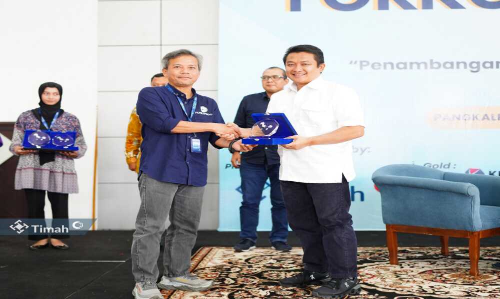 Direktur Utama PT Timah Tbk Ahmad Dani Virsal (kanan) dalam acara Temu Nasional Tahunan (TNT) X dan Workshop Mata Kuliah (WMK) VIII Forkopindo 2024 yang diselenggarakan oleh Forum Komunikasi Program Studi Teknik Pertambangan seluruh Indonesia (FORKOPINDO), di Graha Timah, Pangkalpinang, Selasa (26/11/2024). (Timah)