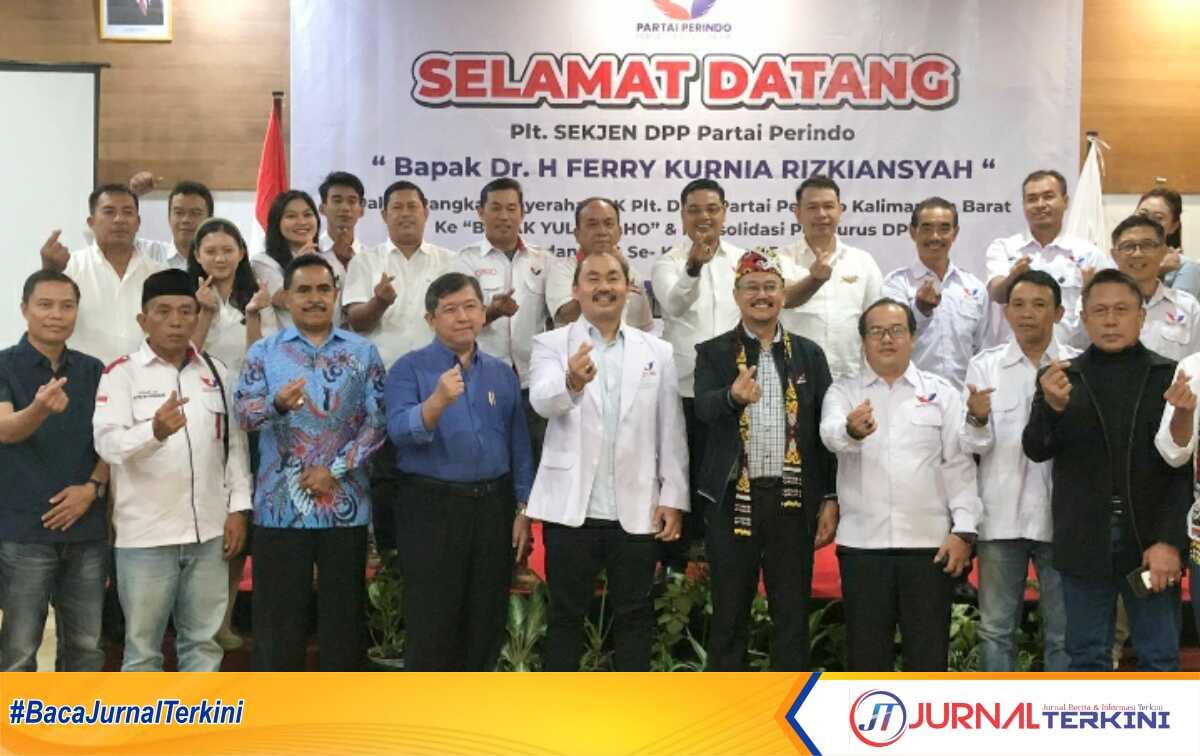 Ferry Kurnia secara resmi menyerahkan berkas jabatan Pelaksana Tugas (Plt) ketua DPW Partai Perindo Kalbar kepada Yulius Aho di Hotel Golden Tulip, Pontiana, Sabtu (02/11/2024). (foto: Dodi, JurnalTerkini.id /Kalbar)