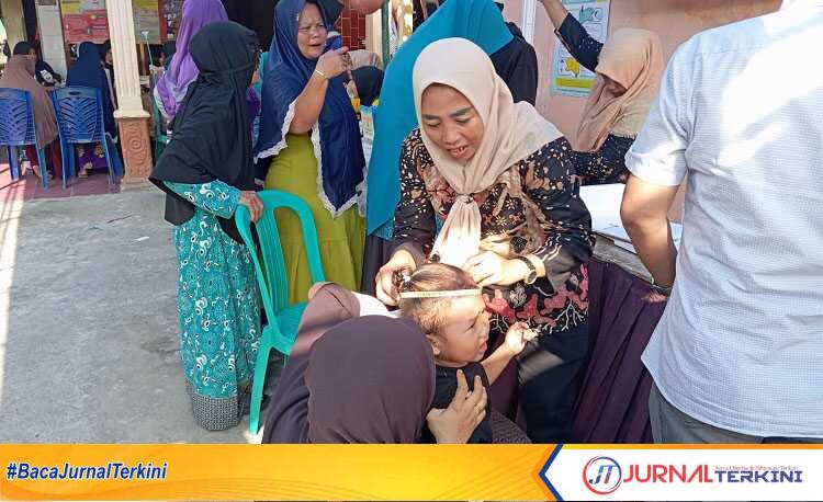 Dinas Kesehatan Indragiri Hilir (Inhil) menggelar imunisasi untuk kesehatan anak beberapa waktu lalu. (JurnalTerkini.id/abdullah)