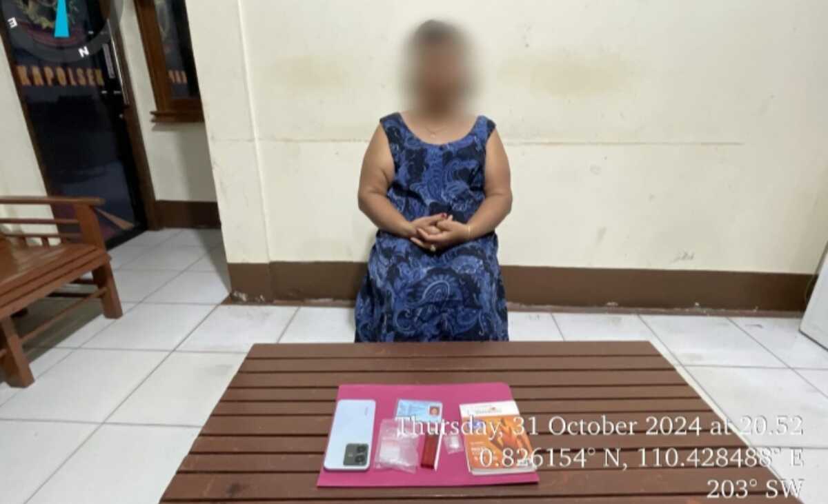 irt pengedar narkoba di sekayam IRT inisial J di Dusun Balai Karangan III, Kecamatan Sekayam, Kabupaten Sanggau, Kalimantan Barat ditangkap Polsek Sekayam, 31/10/2024. (foto: Humas Polres Sanggau)