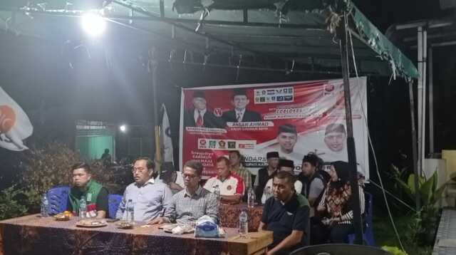 kampanye Isrock di Paya Rengas 1 Calon Bupati dan Wakil Bupati Karimun Iskandarsyah-Rocky Marciano Bawole (ISROCK) melanjutkan kampanye dan silaturahmi bersama warga Paya Rengas, Kelurahan Parit Benut, Kecamatan Meral, Jumat (01/11/2024). (JurnalTerkini.id/edy kencana)