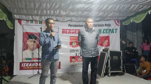 kampanye Isrock di Telaga tujuh 1 Calon Bupati Karimun Iskandarsyah dan Calon Wakil Bupati Rocky Marciano Bawole mantan Gubernur Kepri Nurdin Basirun (tengah) berkampanye di Telaga Tujuh, Tanjung Balai Karimun, Kamis (31/10/2024). (JurnalTerkini.id/edy kencana)